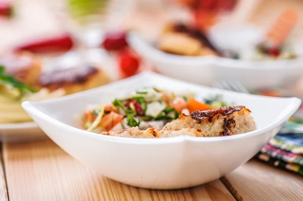 Skål av sallad (rädisor, tomater, persilja, ägg), kött katlety — Stockfoto