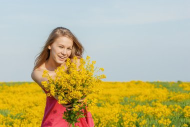 güzel neşeli kadın bahar alan
