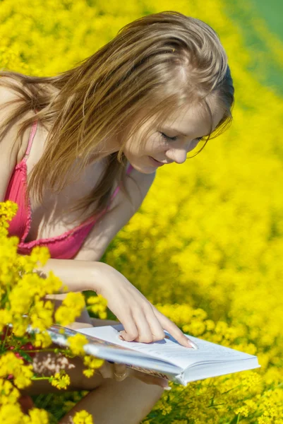 Vrolijke jonge vrouw zitten met boek — Stockfoto