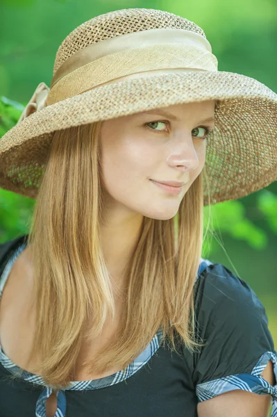Portrait of woman wearing hat — Stock Photo, Image