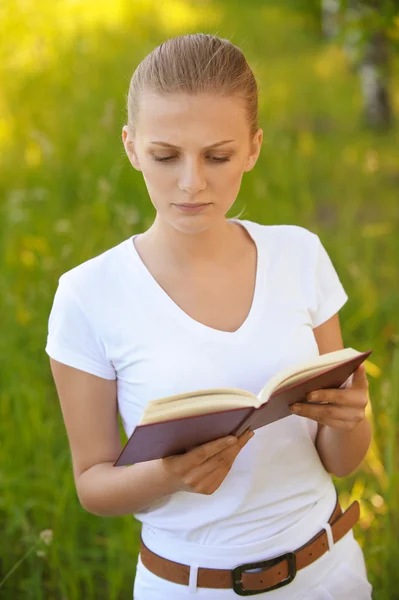 Giovane bella donna in possesso di libro — Foto Stock