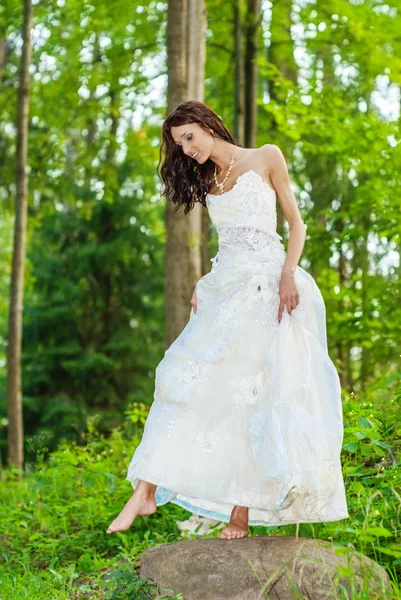 เจ้าสาวที่สวยงามในชุดแต่งงานสีขาว — ภาพถ่ายสต็อก