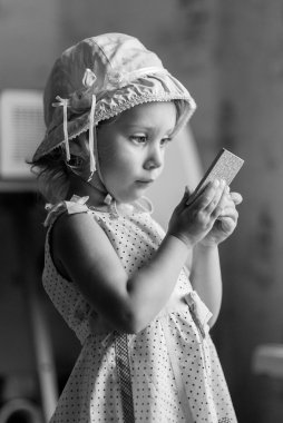 küçük kız Aynaya bakar