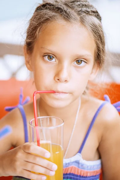 Bebida de suco de menina alegre — Fotografia de Stock