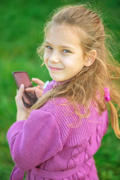 Niña escribe lápiz en el dispositivo — Foto de Stock