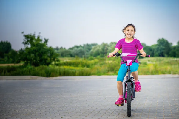 Menina andando de bicicleta — Fotografia de Stock