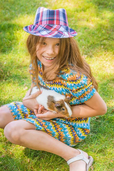 小女孩抚摸几内亚猪 — 图库照片