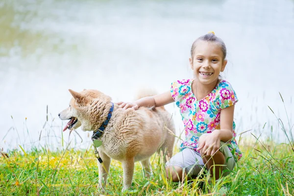 Liten flicka med hund — Stockfoto