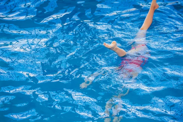 Petite fille ion synchronisé natation — Photo