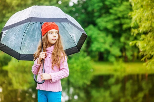 Pequena menina pensativa no guarda-chuva — Fotografia de Stock