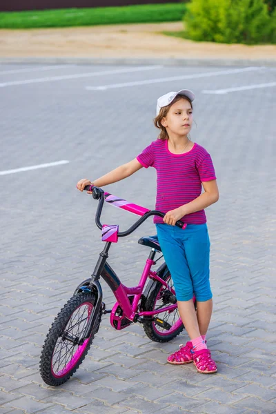 Liten flicka ridning cykel — Stockfoto