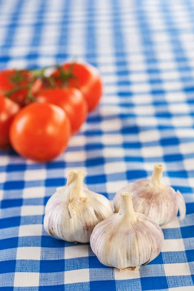 Pobočka pět rajčat a česneku — Stock fotografie