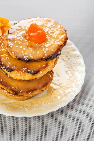 Pila de pan dulce y miel — Foto de Stock