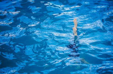 küçük kız iyon senkronize yüzme