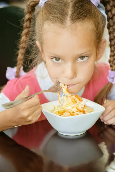 Kleines Mädchen isst Salat — Stockfoto