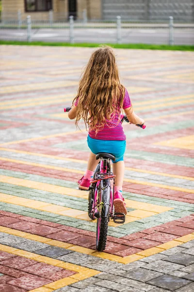 Liten flicka ridning cykel — Stockfoto