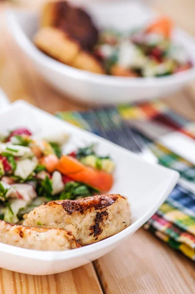 Kom van salade (radijs, tomaten, peterselie, eieren), vlees katlety — Stockfoto