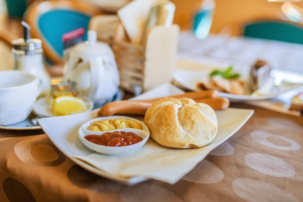 Wurst, Senf, Ketchup und Brötchen — Stockfoto