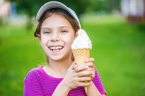 アイスクリームを持って少し笑顔の女の子 — ストック写真