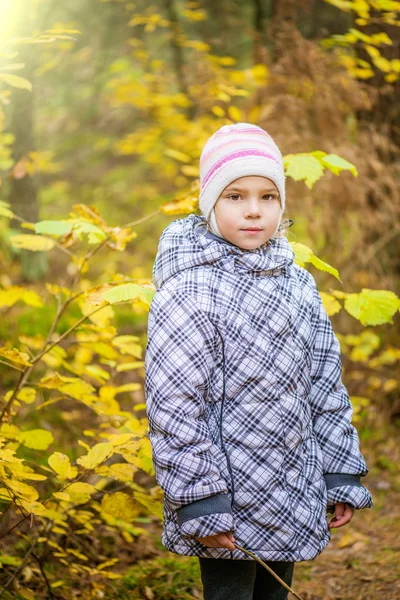 Portret van meisje in jas en hoed — Stockfoto