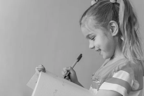 Petite fille écrit stylo dans le carnet — Photo