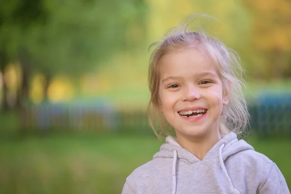 Маленька дівчинка в зеленому літньому міському парку — стокове фото