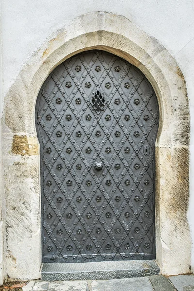 Drzwi metalowe w starożytnej fortecy — Zdjęcie stockowe