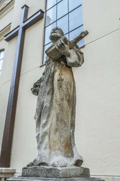 Staty av St. Francis av Assisi på Petrov katedralen Brno — Stockfoto