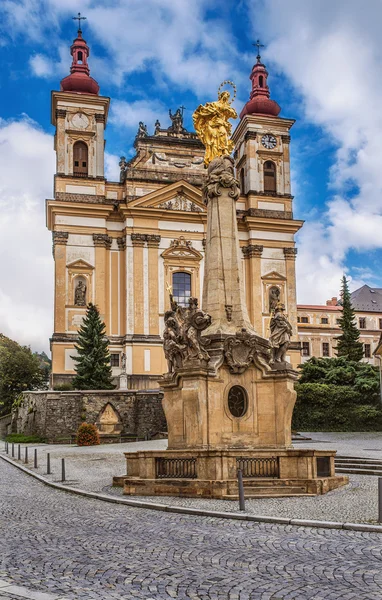 Chiesa dell'Annunciazione e colonna mariana della peste — Foto Stock