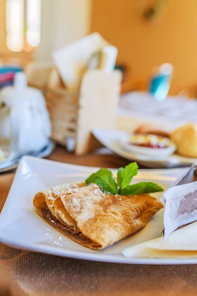 Torta de maçã com folhas de hortelã — Fotografia de Stock