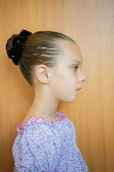 Bambina con i capelli nel profilo del fascio — Foto Stock