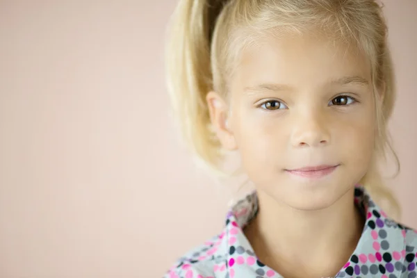 Kleines blondes Mädchen — Stockfoto