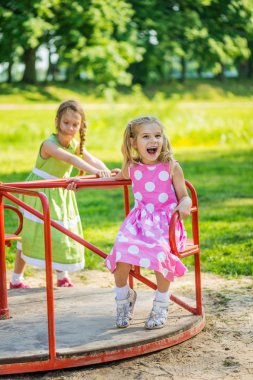 iki kız oyun parkında sallanan