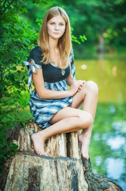 saplama üzerinde genç kadın