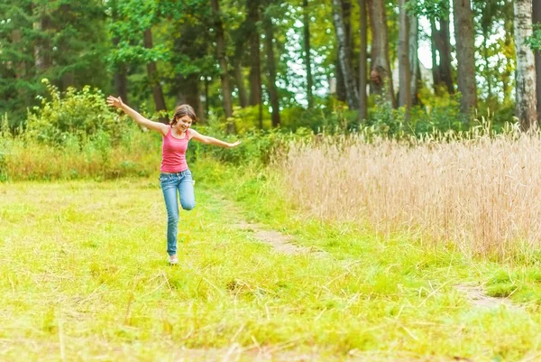 Chica en el campo de centeno — Foto de Stock