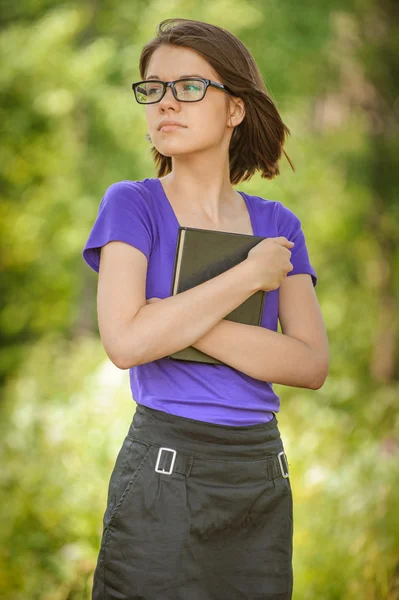 Junge verträumte Frau sucht irgendwo — Stockfoto