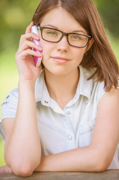 Красивая молодая женщина говорит по телефону — стоковое фото