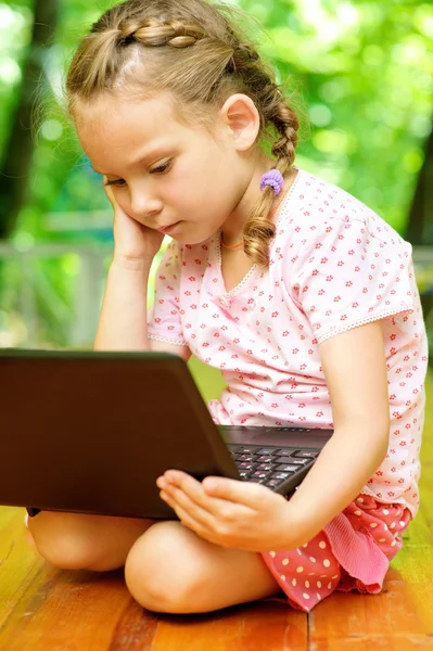 Ragazza con computer portatile — Foto Stock