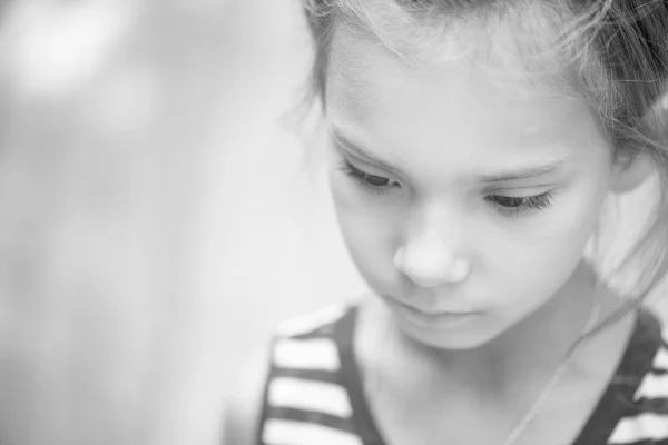 Üzgün küçük bir kızın portresi — Stok fotoğraf