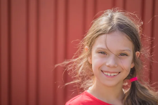 Portrait de belle jeune fille souriante — Photo