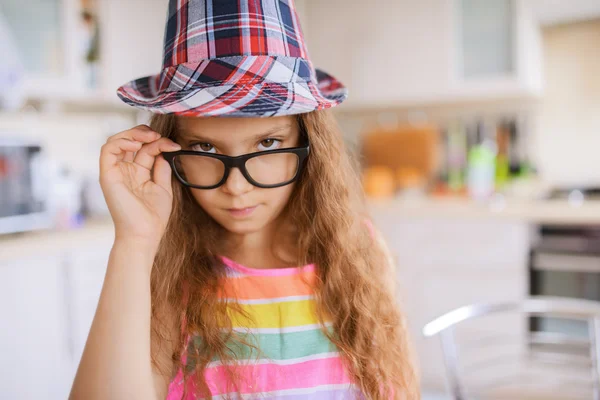 Liten flicka i hatt och glasögon — Stockfoto