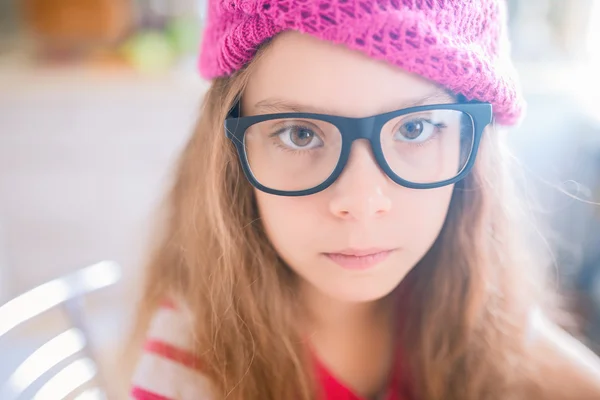 Menina com óculos e boina vermelha — Fotografia de Stock