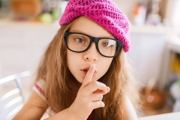 Маленька дівчинка в окулярах закликає до тиші — стокове фото
