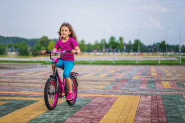 Bisiklete binen küçük kız