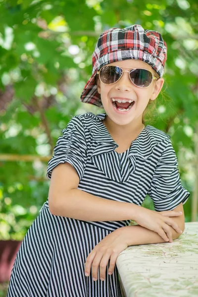 Little girl in green summer city park — Stock Photo, Image