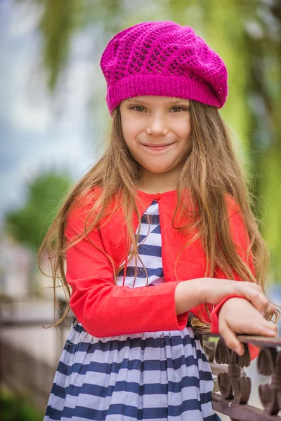 Petite fille en béret rouge — Photo