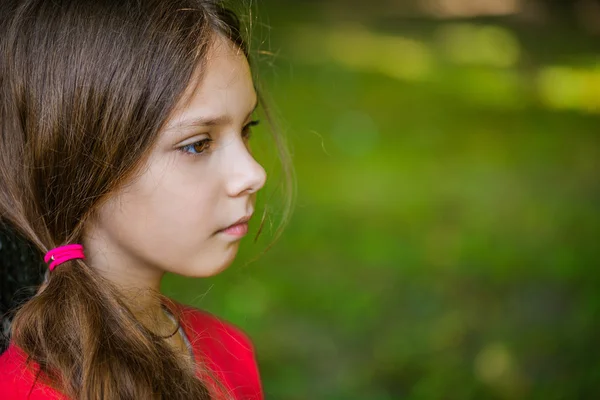 Bambina in abito rosso — Foto Stock