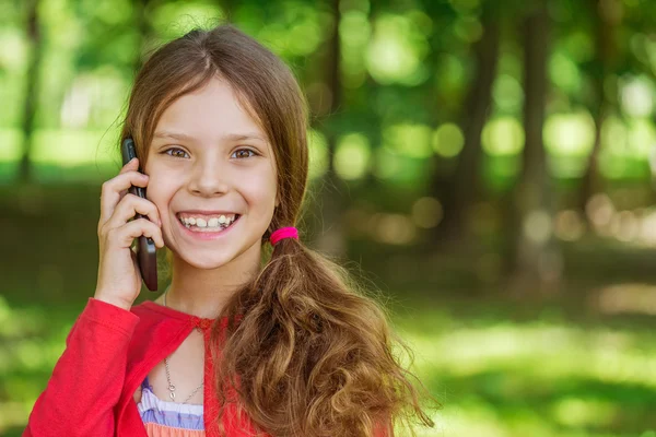 Mała dziewczynka rozmowy przez telefon komórkowy — Zdjęcie stockowe