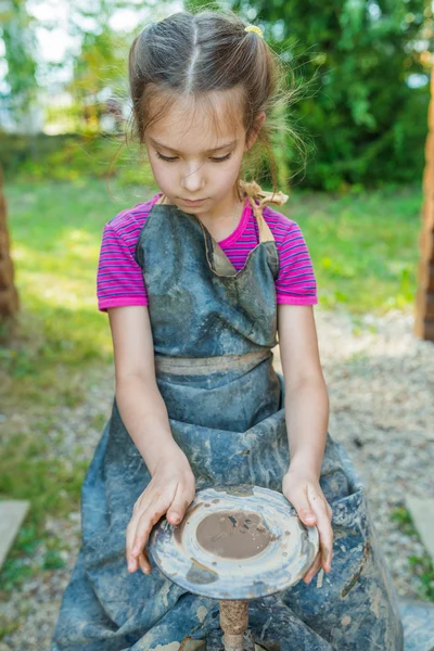 Kleines Mädchen mit Topf — Stockfoto