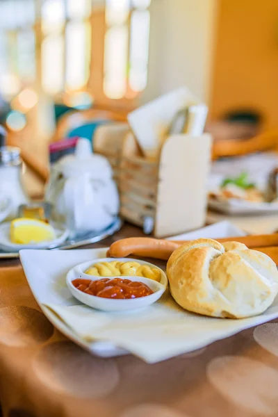 Sosis, hardal, ketçap ve topuz — Stok fotoğraf